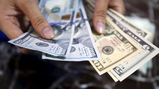 Dólar sobe mais de 1% com real penalizado pela queda das commodities