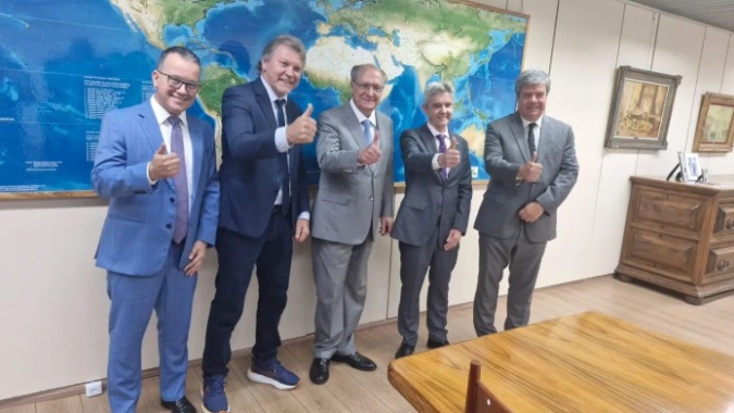 Abrafrutas discute avanço do PL 715/23 em reunião com a presença do vice-presidente Geraldo Alckmin