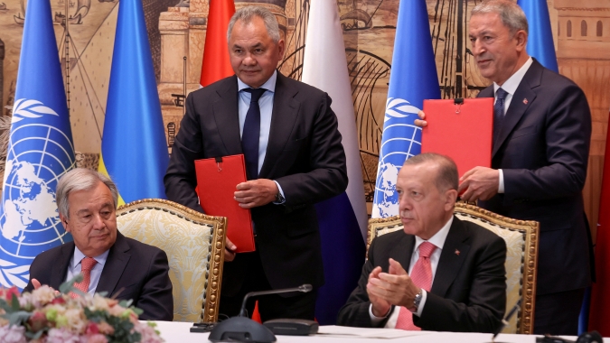 Ucrânia diz que atingiu pontes flutuantes na Rússia, Moscou relata ganhos