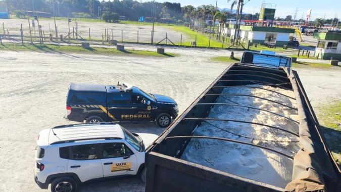 Mapa e Polícia Federal apreendem 48 toneladas de açúcar com suspeita de adulteração no Porto de Paranaguá (PR)