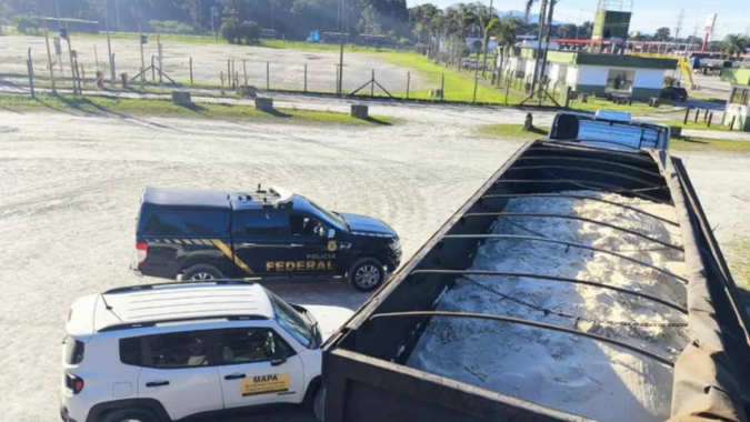PF e Ministério da Agricultura apreendem 48 toneladas de açúcar sob suspeita de fraude