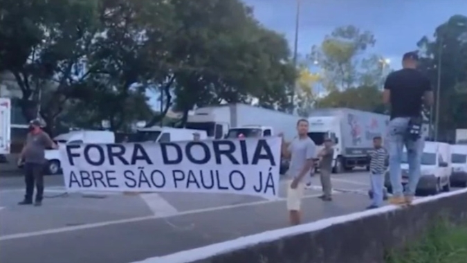 Caminhoneiros protestam em SP contra medidas impostas por João Doria