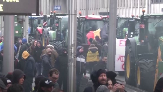Agricultores enchem Bruxelas de tratores em protesto durante reunião de ministros da UE