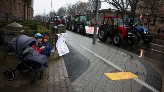 Agricultores poloneses bloqueiam estradas e fronteira com a Ucrânia em protesto nacional