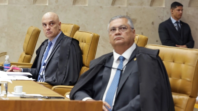 Moraes e Dino votam para rejeitar recursos e manter condenação de Bolsonaro