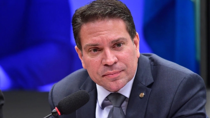 Moraes decreta prisão preventiva de Ramagem após viagem para os EUA
