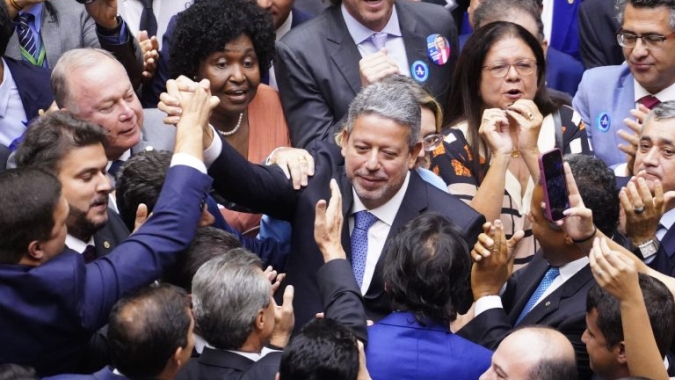 Arthur Lira é reeleito presidente da Câmara com 464 votos