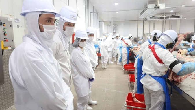Governo de Goiás leva delegação chinesa para conhecer planta industrial de produção de carne em Inhumas