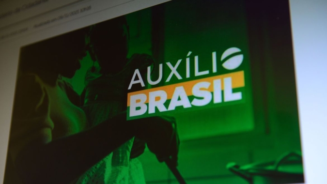 Beneficiários do Auxilio Brasil podem sacar hoje parcela de novembro