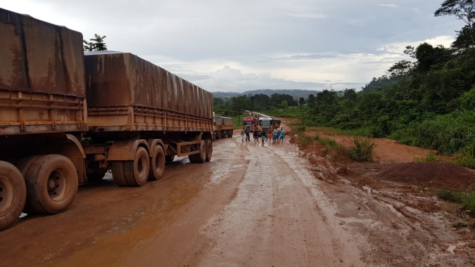 Cerca de 2500 caminhões permanecem parados na BR-163 no Pará e não há perspectiva de solução por enquanto