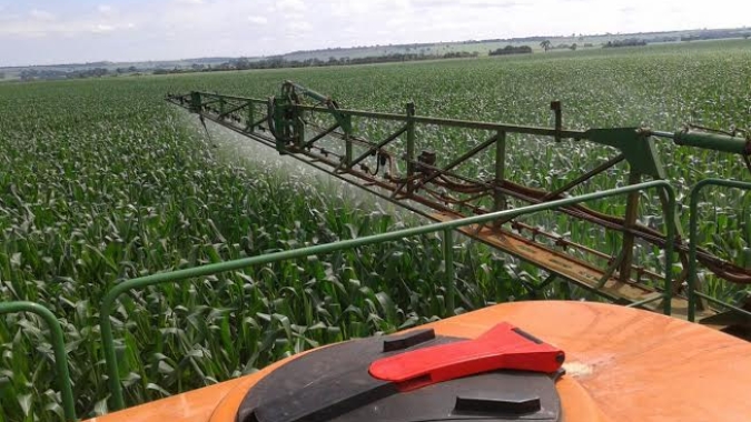 Projeto suspende norma do governo que simplifica registro de agrotóxicos