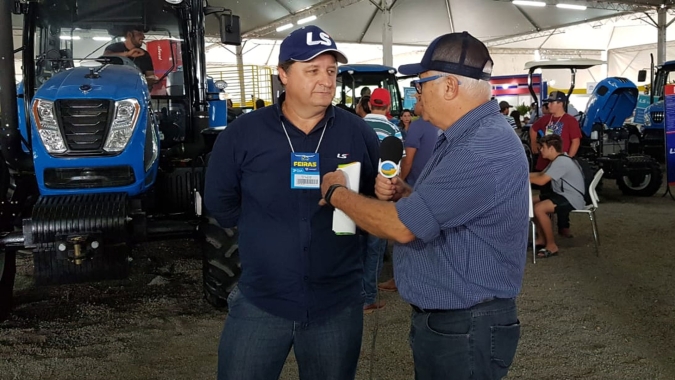Atração da Femagri, trator azul é ideal para as ruas estreitas dos cafezais