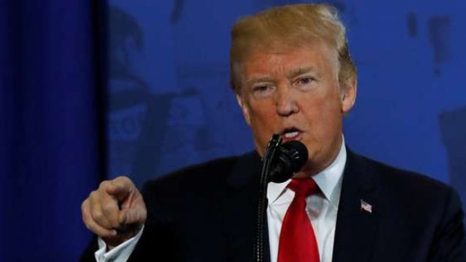 Aprovação de Trump permanece próxima da mínima histórica em meio à expectativa de preços mais altos da gasolina