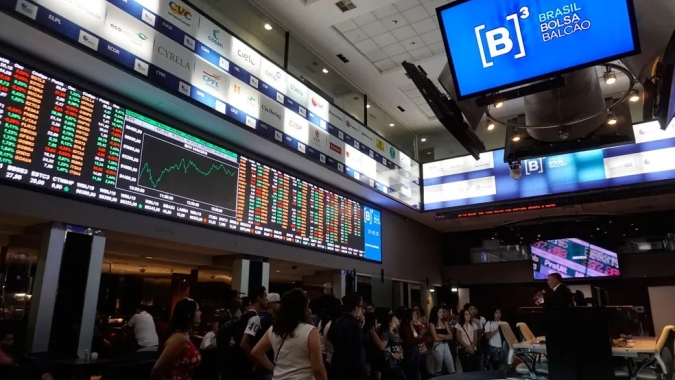 Ibovespa recua com Ambev entre maiores perdas; Cosan sobe