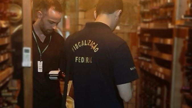 Mapa fiscaliza comércio de vinhos contrabandeados em restaurantes nos municípios do Rio Grande do Sul