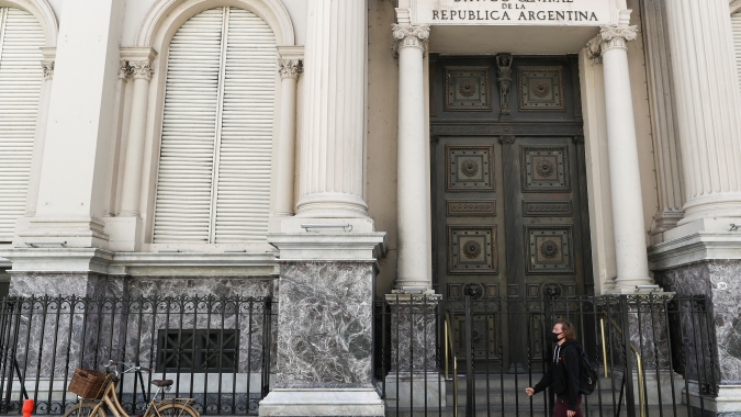 BC da Argentina eleva taxa de juros em 5,50 p.p., para 75% ao ano, diz fonte