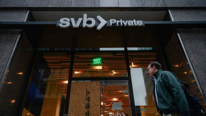 Volatilidade bancária diminui à medida que reguladores refinam respostas