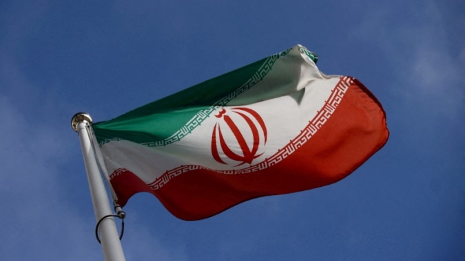 Militares dos EUA atacam barcos iranianos e locais de lançamento de mísseis
