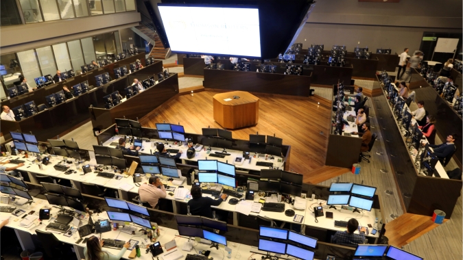 Ibovespa fecha acima dos 81 mil pontos com salto de bancos