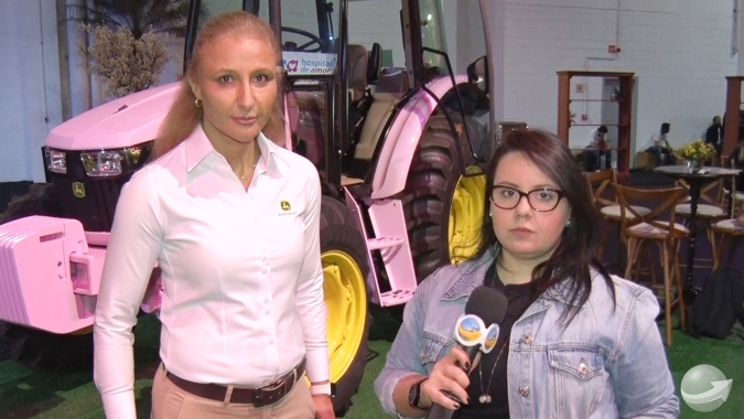 John Deere leva trator rosa ao Congresso das Mulheres e receita é revertida em mamografias
