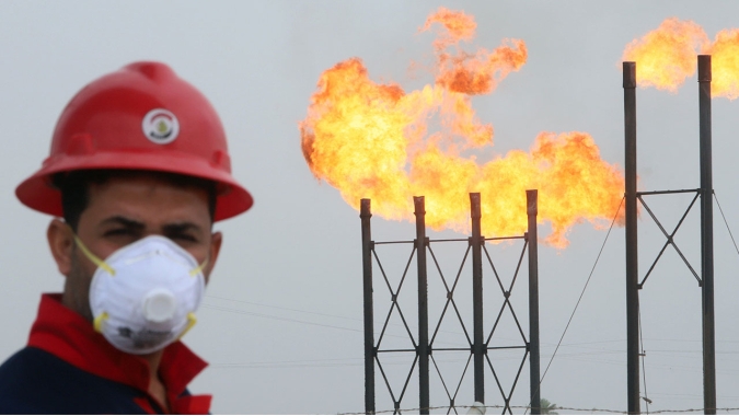 Preços do petróleo avançam com pacote de estímulo nos EUA, mas demanda afunda