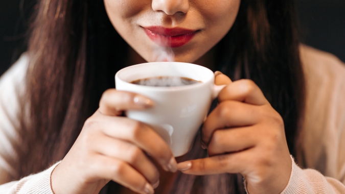 "Sem café eu nem existo": o que a ciência explica sobre essa necessidade diária