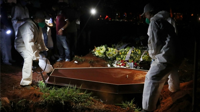 Brasil tem 30.476 novos casos de Covid-19 e 552 mortes neste domingo, informa ministério