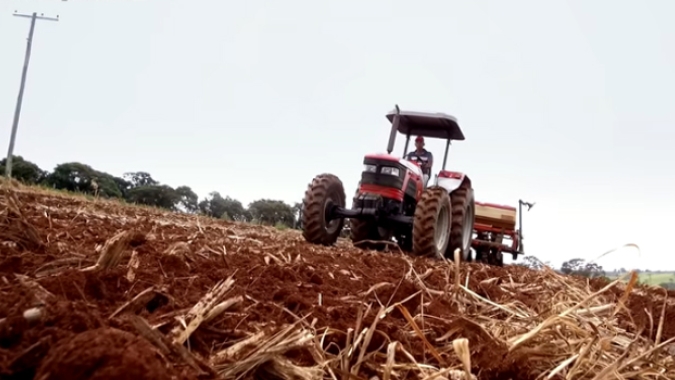 Para alcançar alto desempenho no campo, agricultores investem em tratores versáteis com baixo consumo de combustível