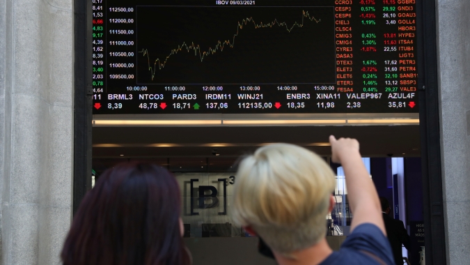 Magazine Luiza guia alta do Ibovespa em sessão com balanços e PEC sob holofotes