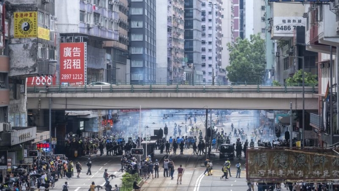 Sábado de protestos em Taipé, Zurique e Londres. Em Paris policia joga bombas