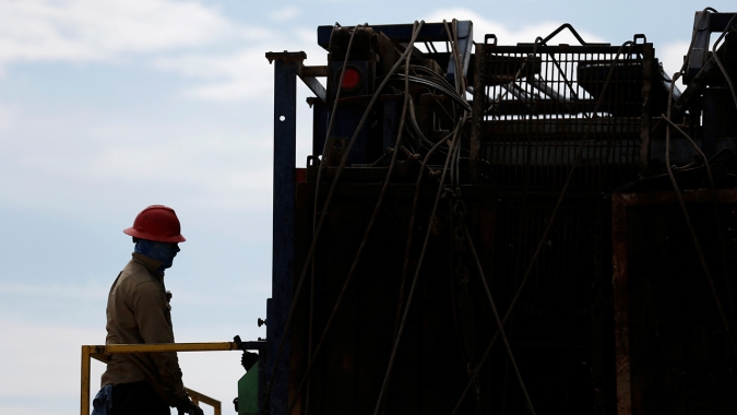 Preços do petróleo caem 4% diante de novas ameaças do coronavírus à economia