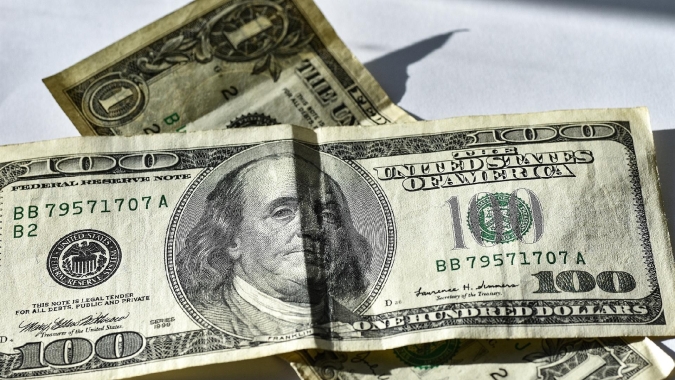 Dólar flerta com R$ 4,10 e fecha na máxima em 3 semanas com exterior e compras defensivas