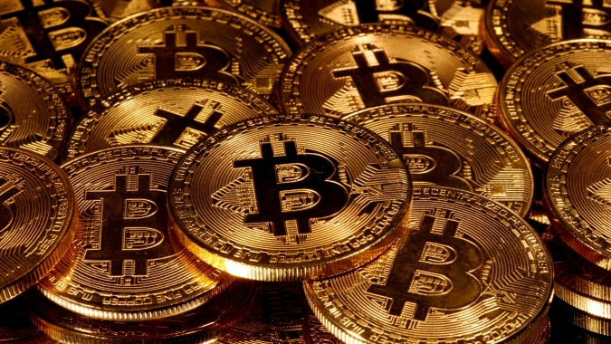 Bitcoin despenca depois de atingir o recorde no fim de semana