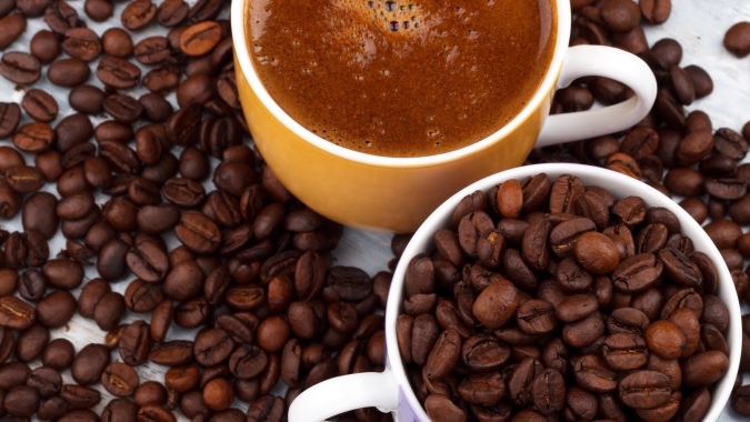Colheita avança no Brasil e café abre junho sob pressão nas bolsas internacionais