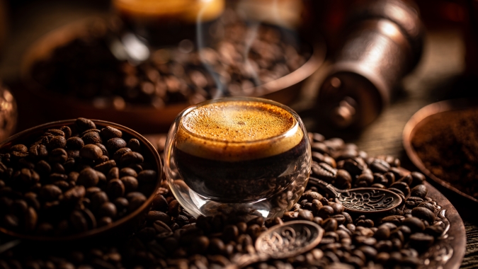Café abre quinta-feira com comportamento misto nas bolsas, enquanto mercado acompanha ritmo da colheita no Brasil