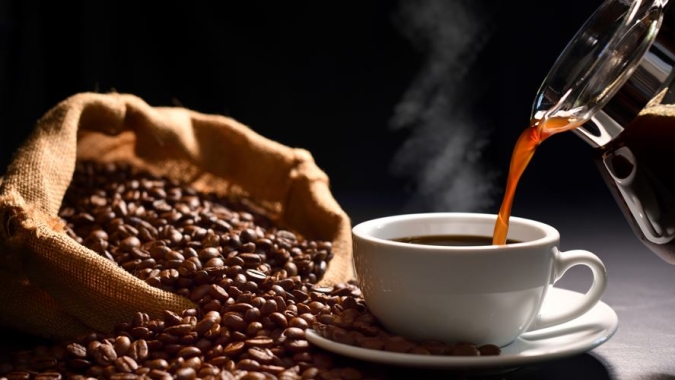 Mercado cafeeiro trabalha com preços mistos no início da tarde desta 5ª feira (21)