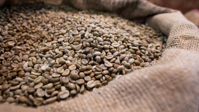 Café dispara nas bolsas e encerra sessão com ganhos expressivos diante de novas preocupações climáticas no Brasil