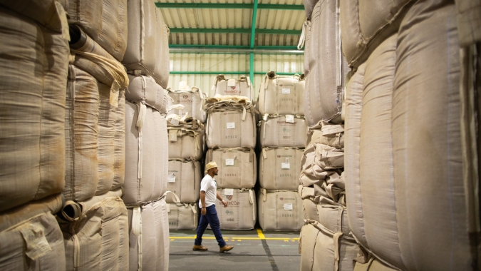 Exportadores de café encerram 2025 com prejuízo logístico de R$ 66,1 mi devido a esgotamento da infraestrutura portuária