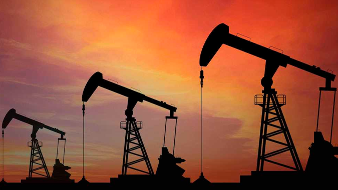 Petróleo mais próximo de US$ 100/barril: Oferta restrita em 2023 após cortes russos e sauditas, além de demanda chinesa aquecida