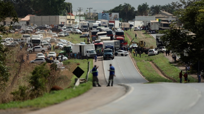 Bolsonaristas mantêm bloqueios em rodovias apesar de Bolsonaro defender direito de ir e vir
