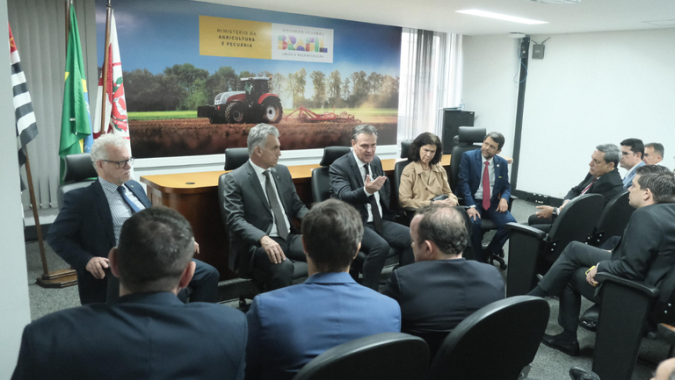 Fávaro anuncia em São Paulo apoio para produtores afetados por incêndios
