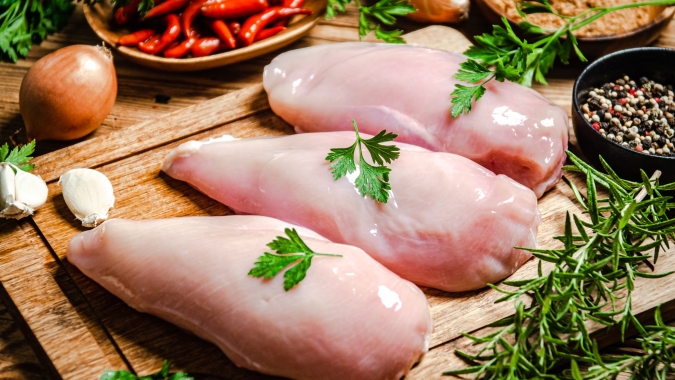 Carne de frango mantém demanda firme, mas média mensal é a menor desde agosto de 2023