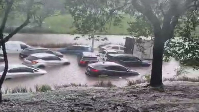 Temporal arrasta carros e provoca alagamentos em São Paulo; chuva forte deve continuar na próxima semana