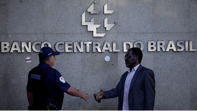 Alta de salários não acompanha maior produtividade e pode indicar pressão no mercado, diz diretor do BC