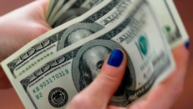 Dólar passa a subir após dados fortes dos EUA e de olho no Oriente Médio