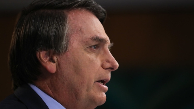 Em novo ataque à CoronaVac, Bolsonaro critica "vacina a toque de caixa"