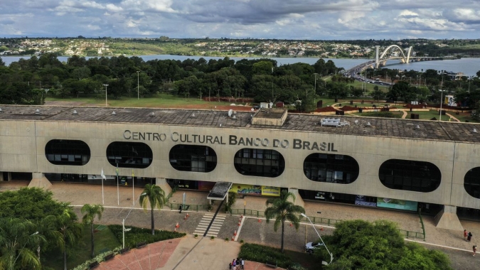 Equipe de transição pausa trabalhos para ver estreia da seleção