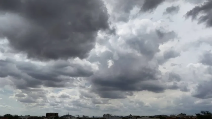 Chuva se concentra no litoral do Nordeste enquanto interior entra em fase mais seca