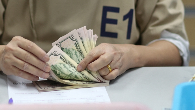 Dólar à vista oscila próximo da estabilidade com investidores à espera de dados de inflação