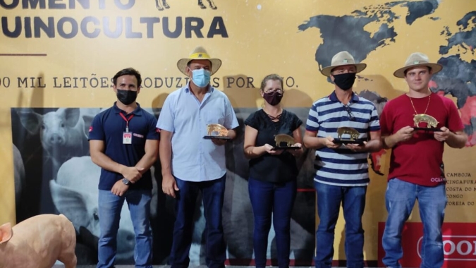 Coopavel premia suinocultores destaques de 2021